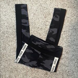 PINK Victoria's Secret Camo Leggings‎ Size Large